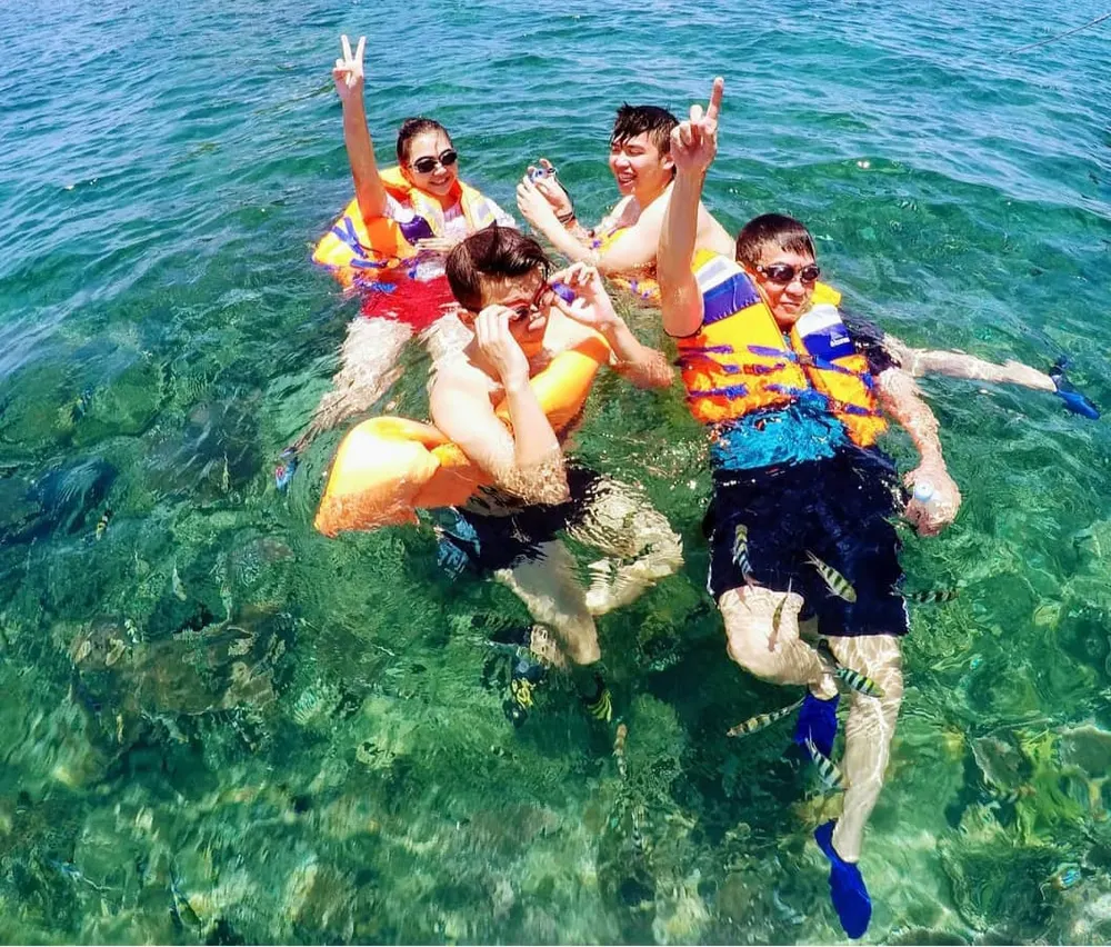 Snorkeling bersama anak